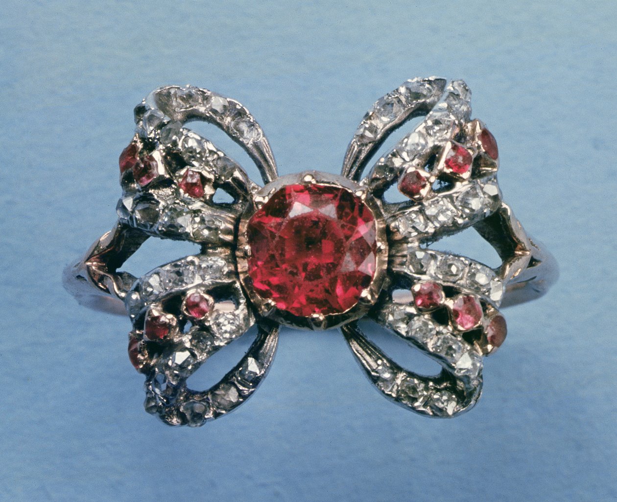 Pierścionek w kształcie łuku, ok. 1760 rubin i diament autorstwa Unbekannt Unbekannt