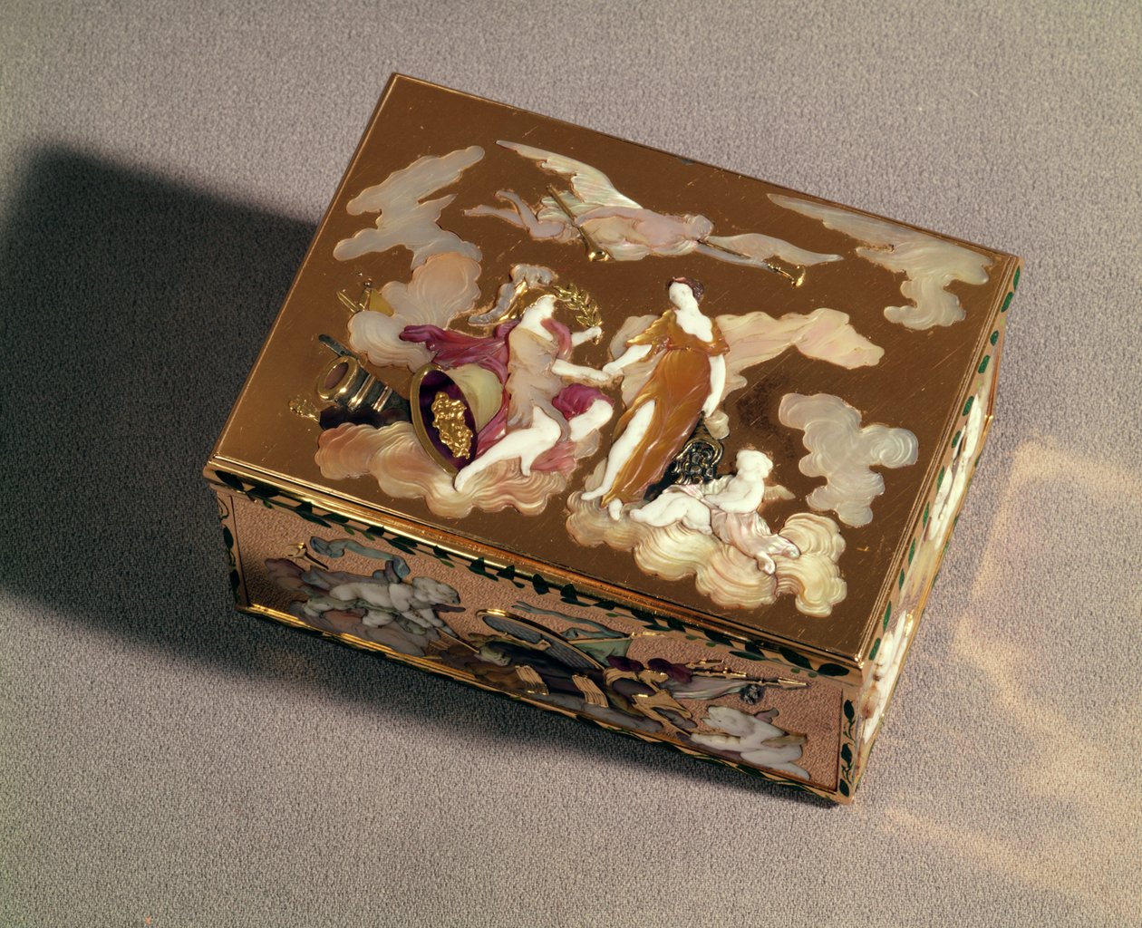 Tabakierka z emaliowanej złotej i kolorowej masy perłowej, Paryż, 1747-48; tabakierka w formie beczki, Paryż, 1754, złoto i masa perłowa autorstwa Unbekannt Unbekannt