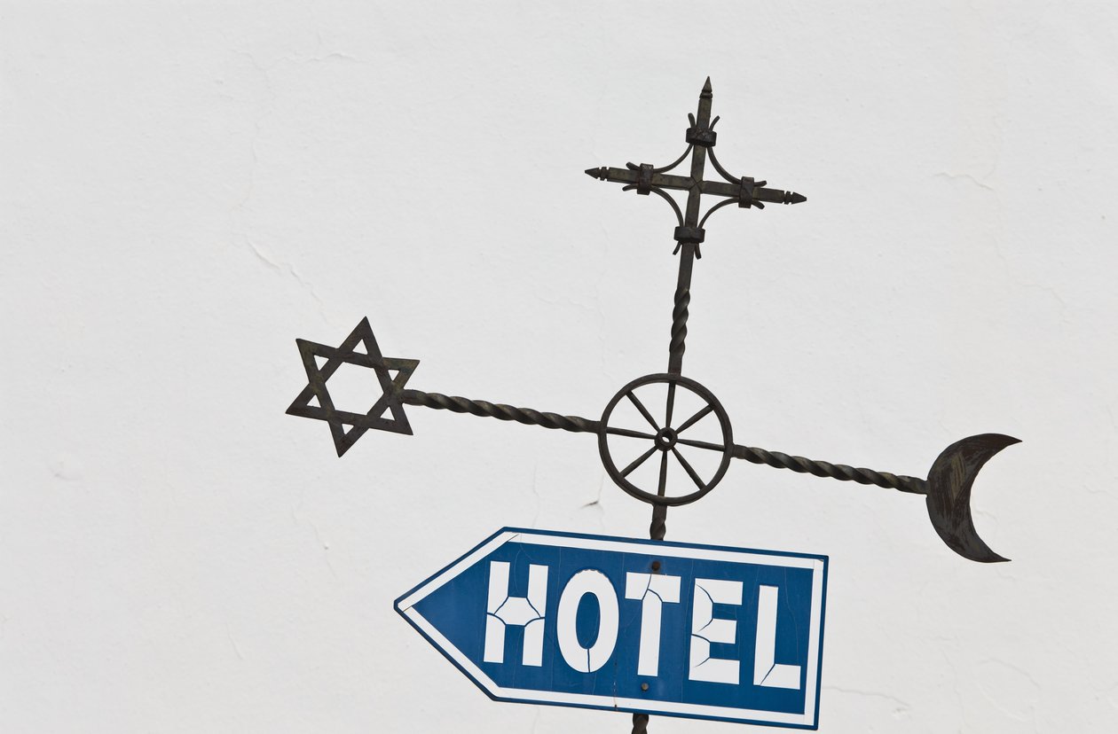 Znak uliczny z symbolami żydowskimi, chrześcijańskimi i islamskimi autorstwa Unbekannt Unbekannt