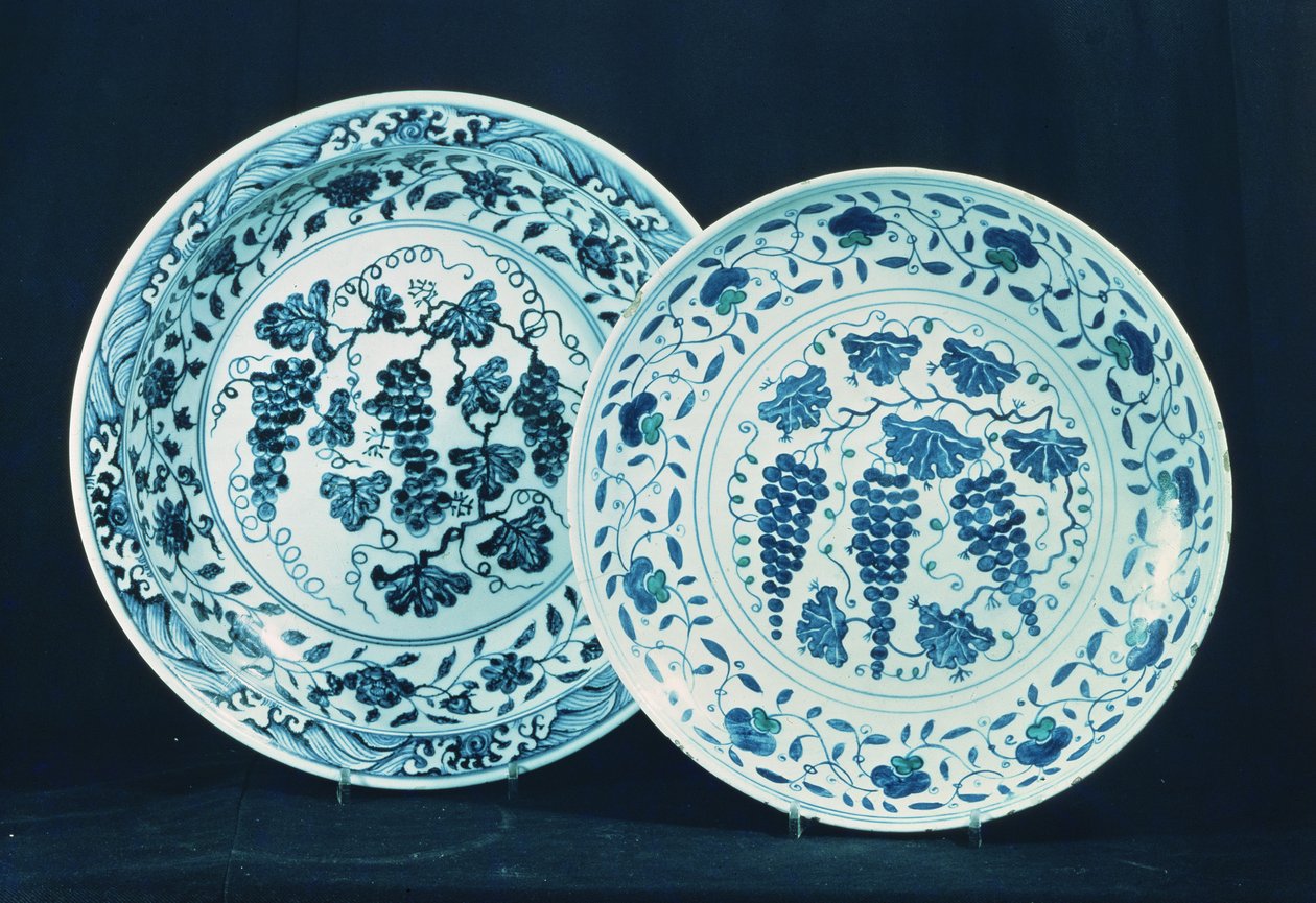 Wpływ chińskiej porcelany na ceramikę bliskowschodnią: Góra - chiński, Ming, początek XV wieku. Dół: turecki, początek XVII wieku autorstwa Unbekannt Unbekannt