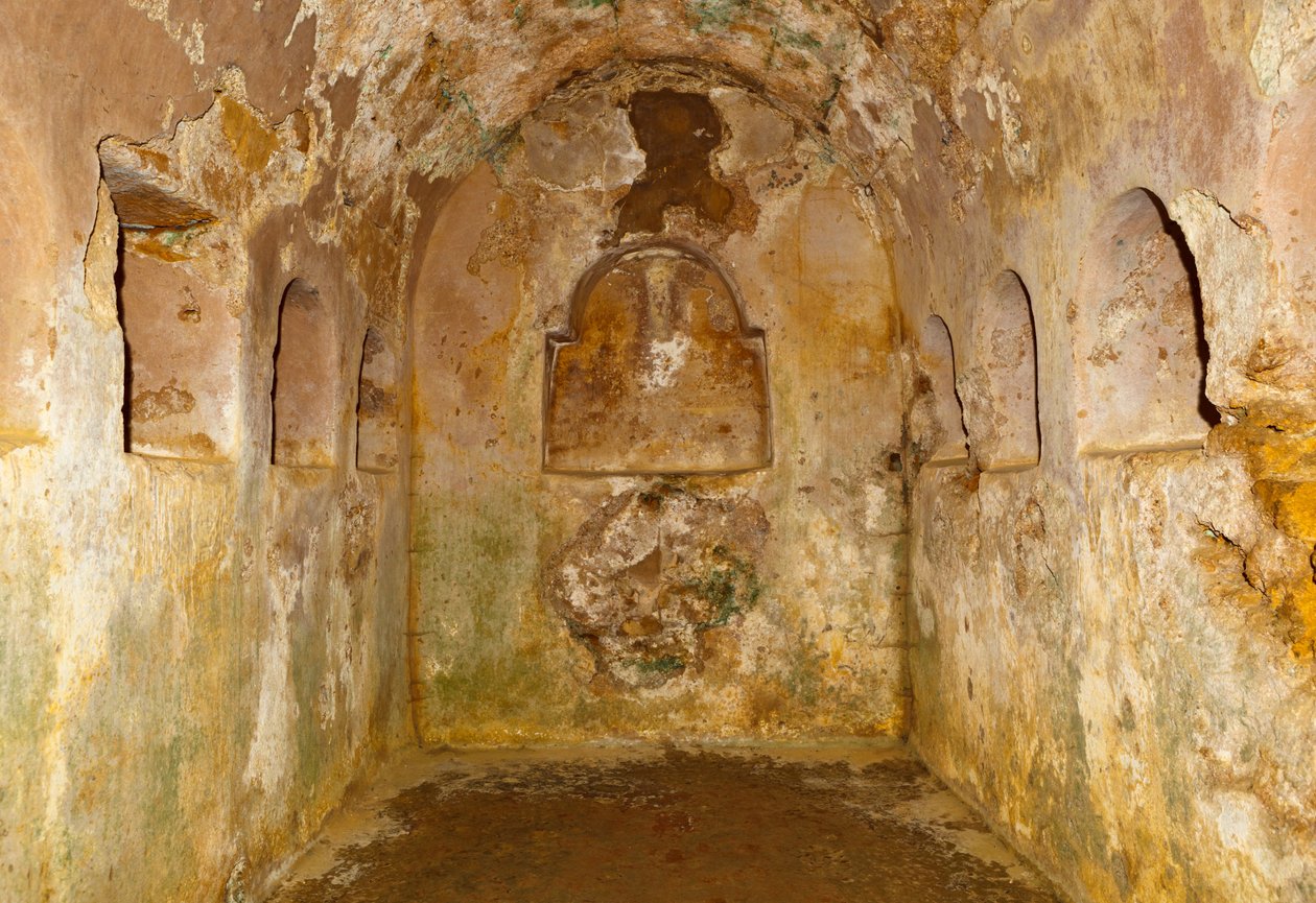 Podziemna komora pod okrągłym mauzoleum na rzymskiej nekropolii kompleksu archeologicznego, Carmona, prowincja Sewilla, Hiszpania. autorstwa Unbekannt Unbekannt