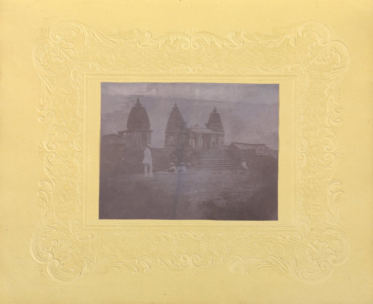 Nieznany wytwórca, Brytyjczycy, działający w Indiach ok. 1843 - (Men Before Three Temples, Indie) autorstwa Unbekannt Unbekannt