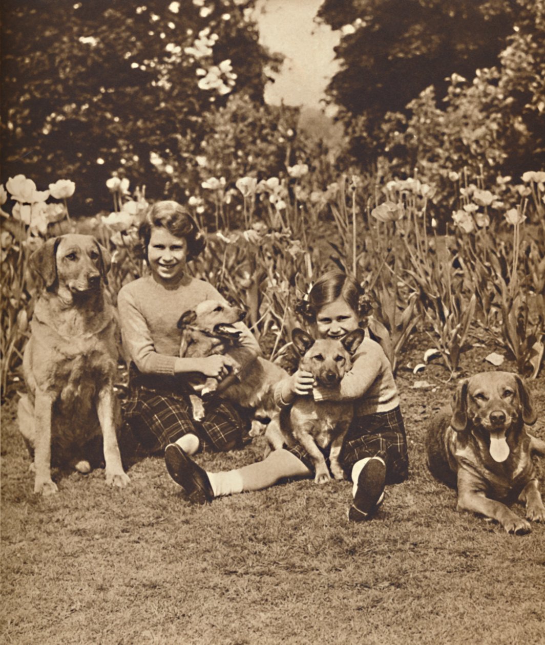 -I przyjaciele, księżniczki Elżbieta i Mary w Royal Lodge, Windsor, c1936 1937 autorstwa Unbekannt