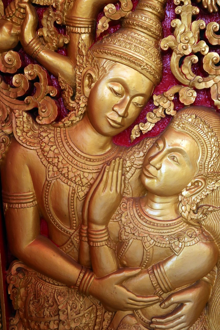 20151028, Vientiane, Laos: świątynia buddyjska Wat Ong Teu. Rzeźba na drzwiach przedstawiająca scenę z Ramajany autorstwa Unbekannt
