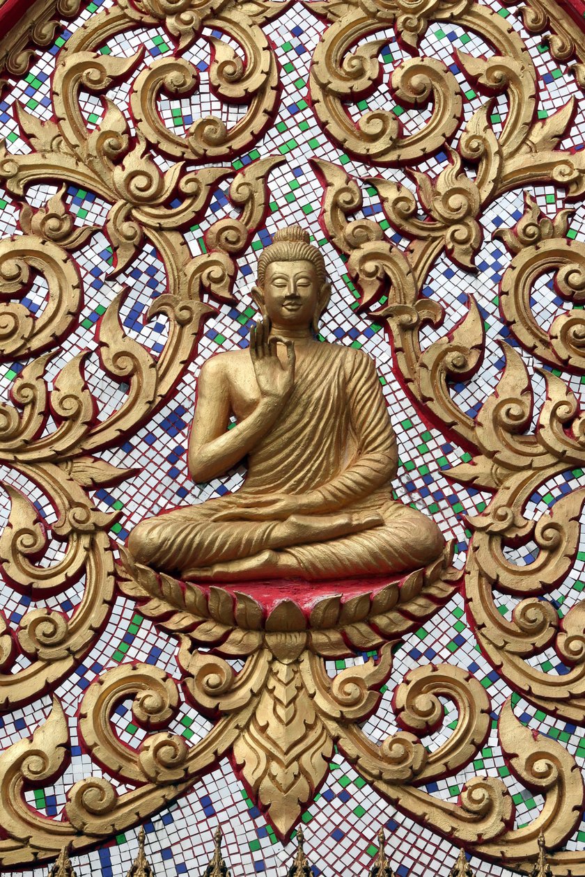 20151102, Vang Vieng, Laos : Drzwi wejściowe ozdobione złotymi płaskorzeźbami. Nauczający Budda przedstawia szczególny moment z życia Buddy, a mianowicie pierwsze kazanie wygłoszone przez Buddę po osiągnięciu Oświecenia autorstwa Unbekannt