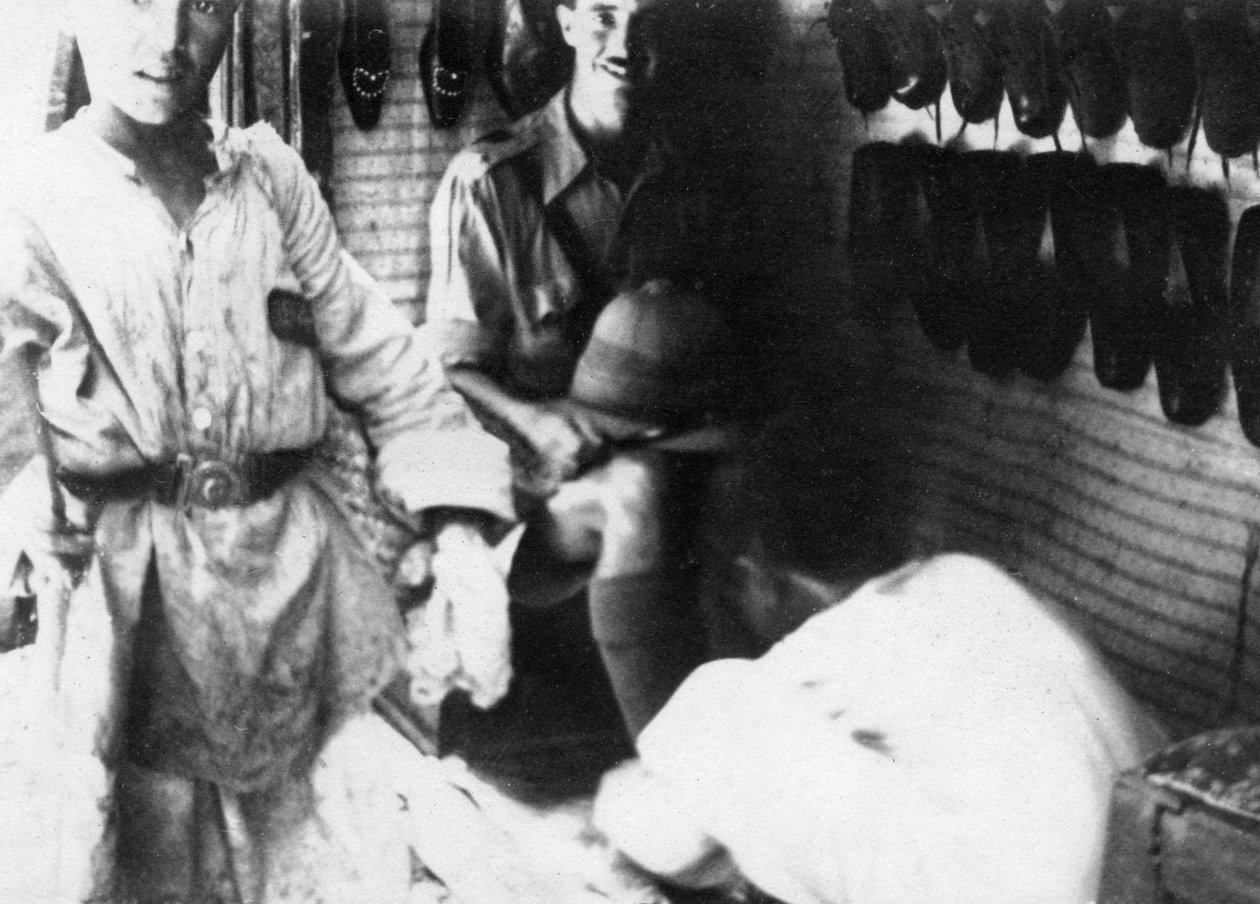 Brytyjski oficer w sklepie obuwniczym, Bagdad, Mezopotamia, I wojna światowa, 1918 r. autorstwa Unbekannt
