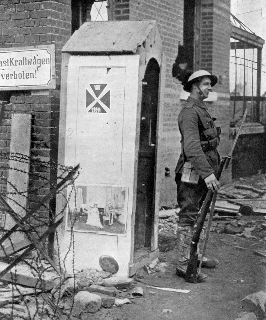 Brytyjski żołnierz na warcie po upadku Peronne we Francji, I wojna światowa, 1917, ok. 1920 autorstwa Unbekannt