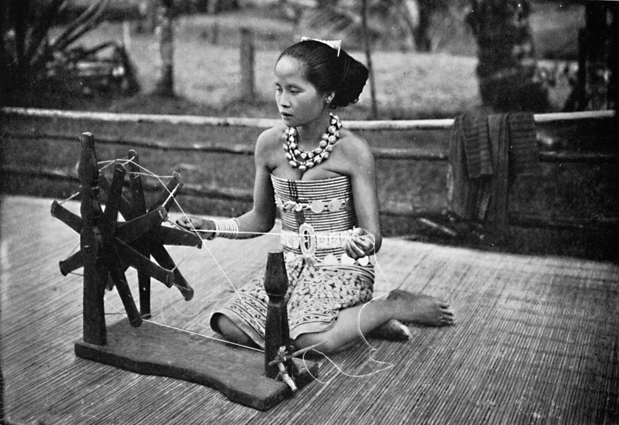 Dziewczyna Dayak przy obracającym się kole, 1902 autorstwa Unbekannt