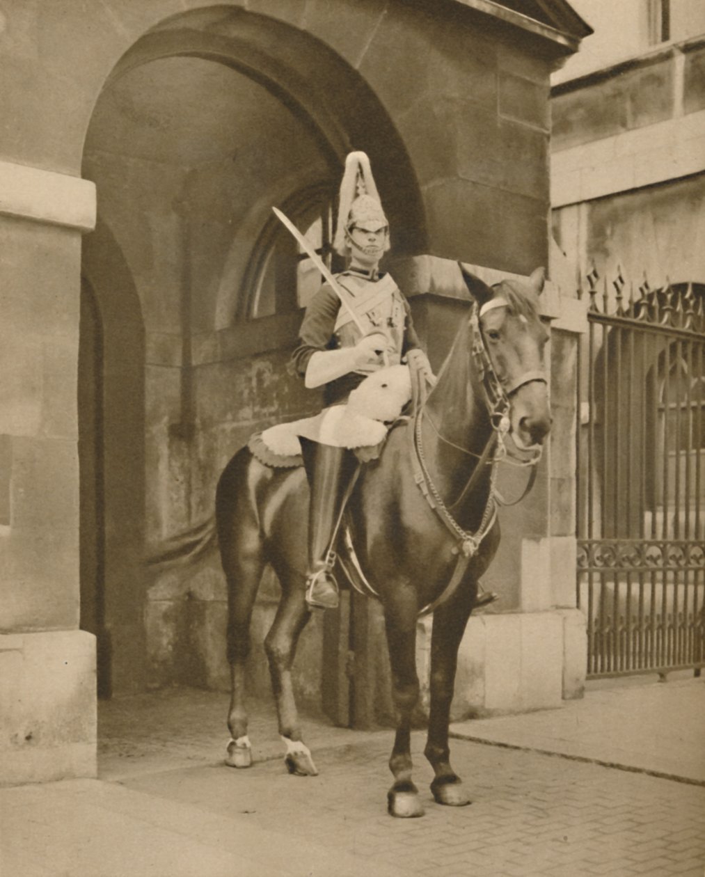 Żywy posąg w Whitehall: Strażnik ratowników, c1935. autorstwa Unbekannt