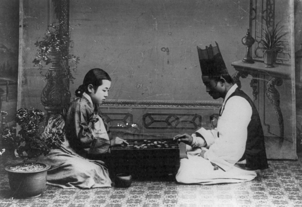 Mężczyzna i kobieta grają w grę Baduk lub „go”, ok. 1910 (zdjęcie czarno-białe) autorstwa Unbekannt