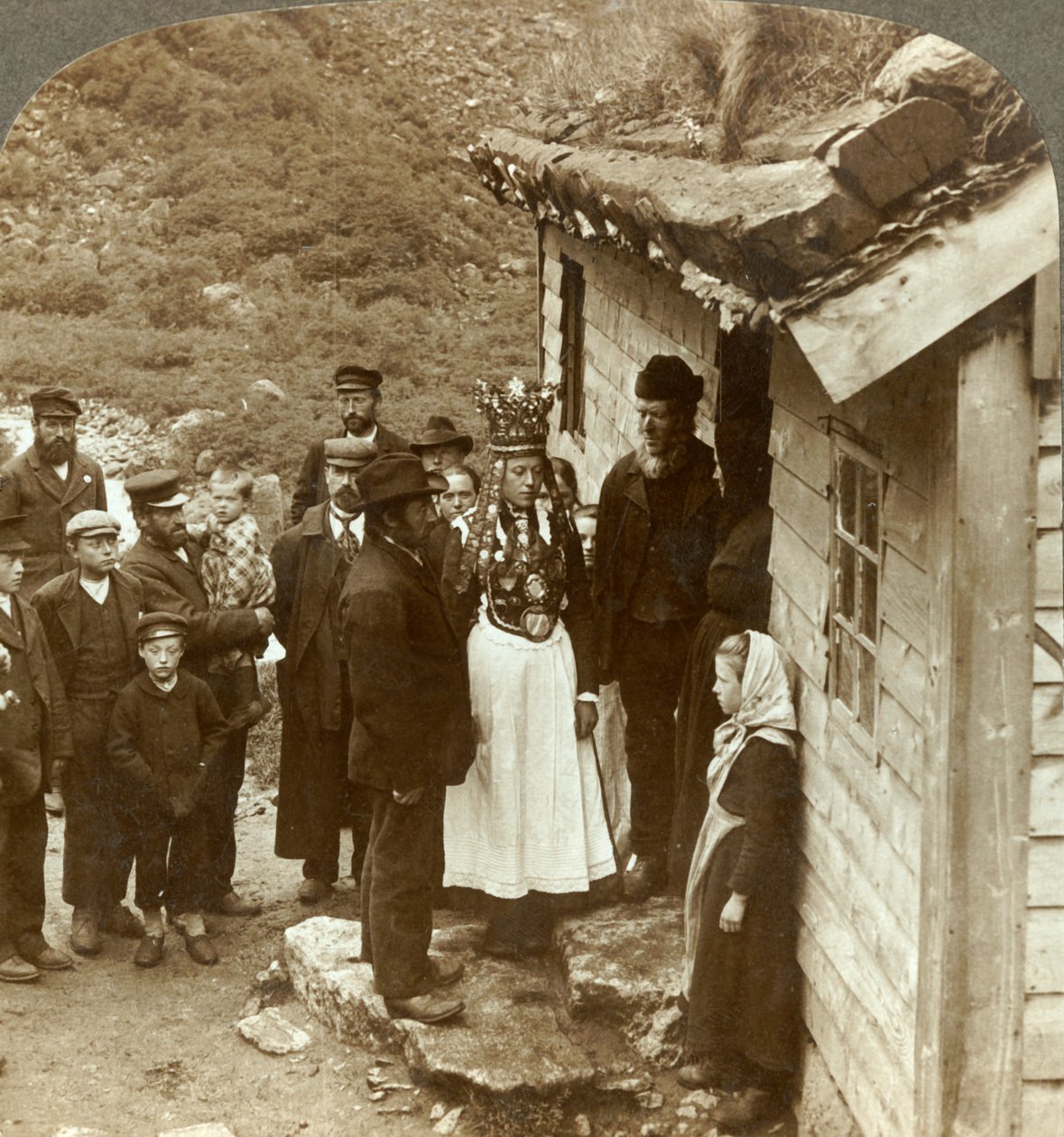 Państwo młodzi z Nordfjordu z gośćmi i rodzicami przy drzwiach domu, Brigsdal, Norwegia, ok. 1905. autorstwa Unbekannt