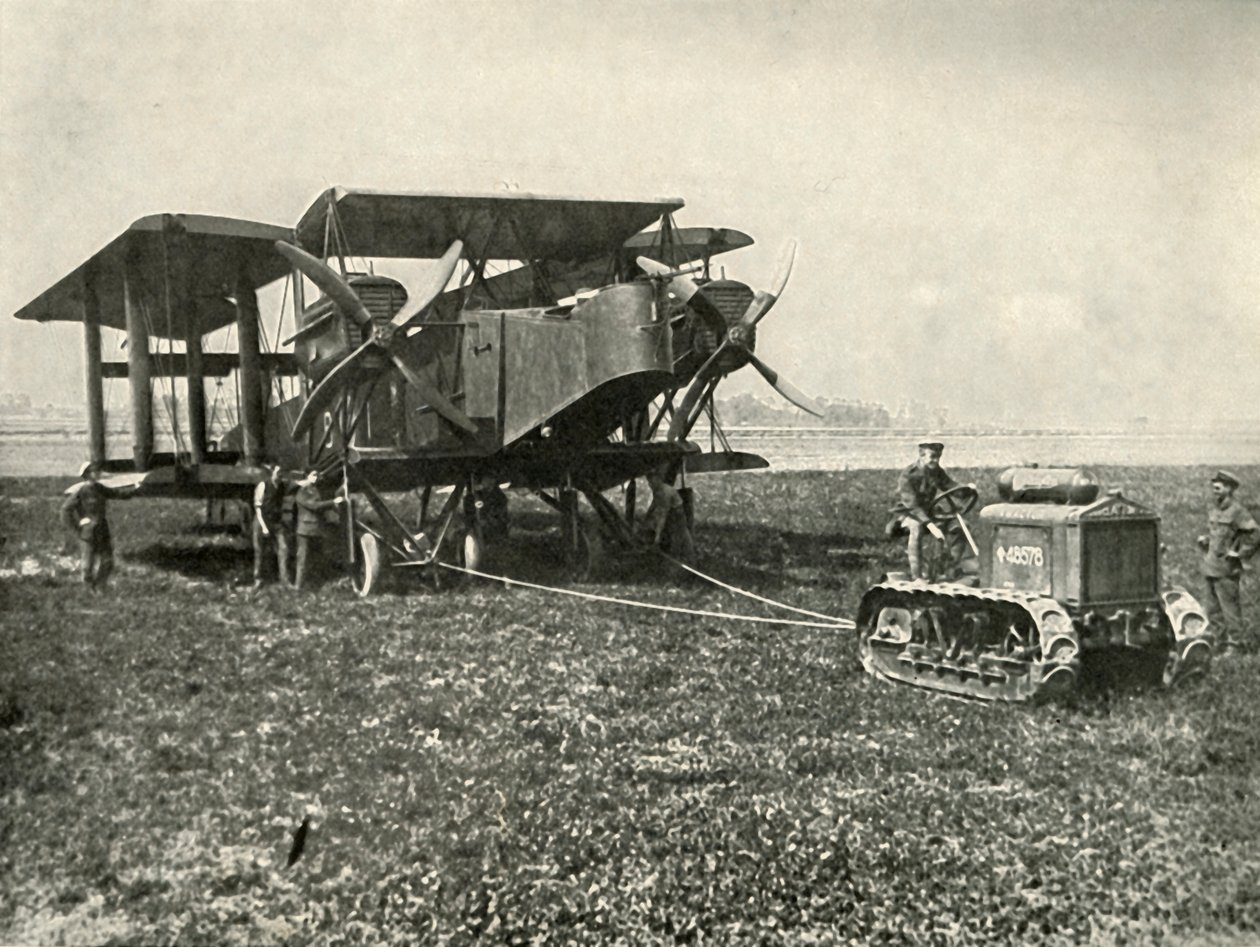 Mały traktor silnikowy z ogromnym R.A.F. Bombardowanie maszyny na pozycję..., 1919. autorstwa Unbekannt