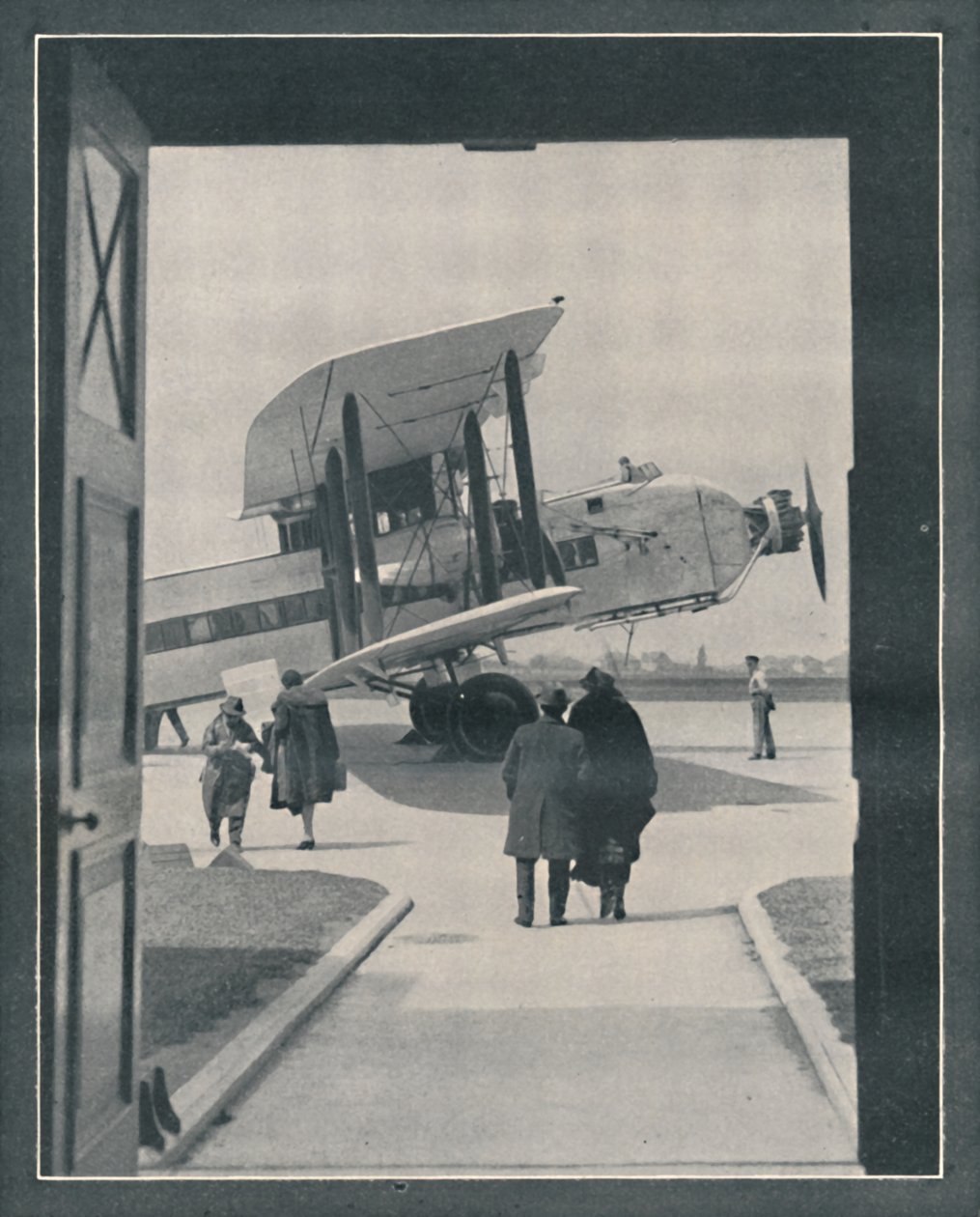 Symbol współczesnego świata - pasażerowie wsiadający na lotnisko Croydon, ok. 1935 r. autorstwa Unbekannt