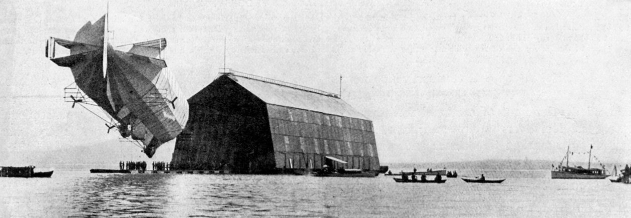 Zeppelin wchodzący do pływającej szopy, ok. 1900, ok. 1920 autorstwa Unbekannt