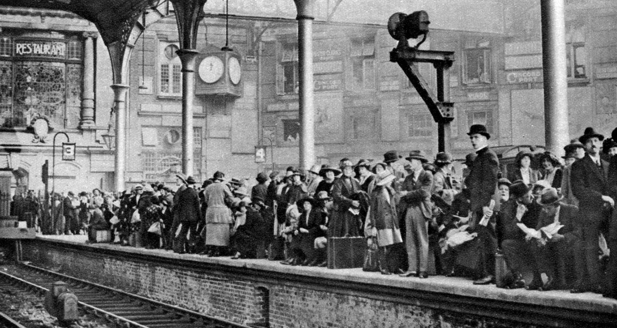 Tłum świąteczny czekający na pociąg do Margate, Londyn, 1926-1927 autorstwa Unbekannt