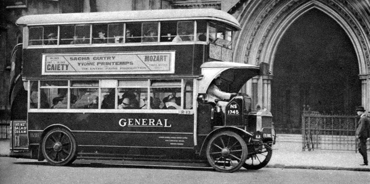 Piętrowy autobus stojący przed sądami, Londyn, 1926-1927 autorstwa Unbekannt
