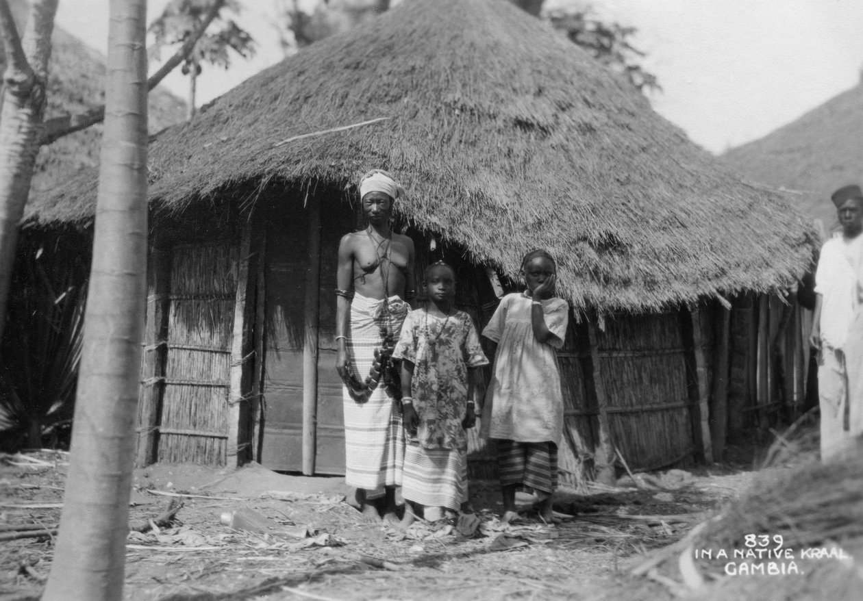 Rodzina przed domem, Gambia, XX wiek autorstwa Unbekannt