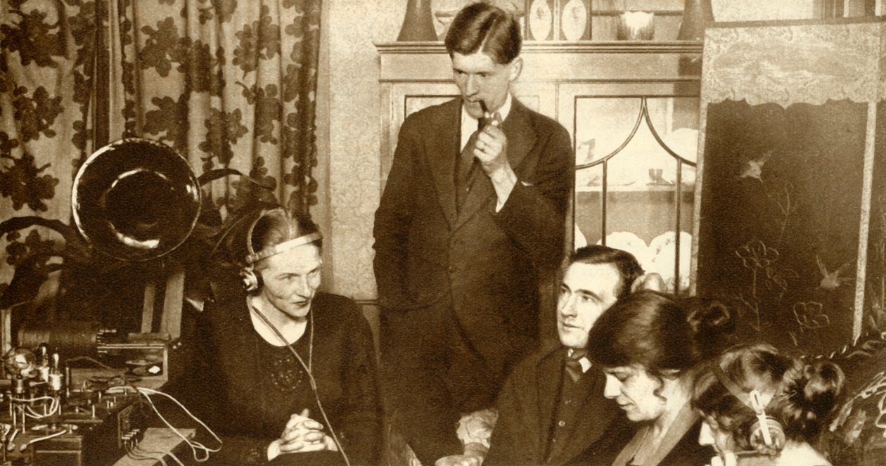 Rodzina słuchająca wyników wyborów powszechnych z 1923, 1935. autorstwa Unbekannt