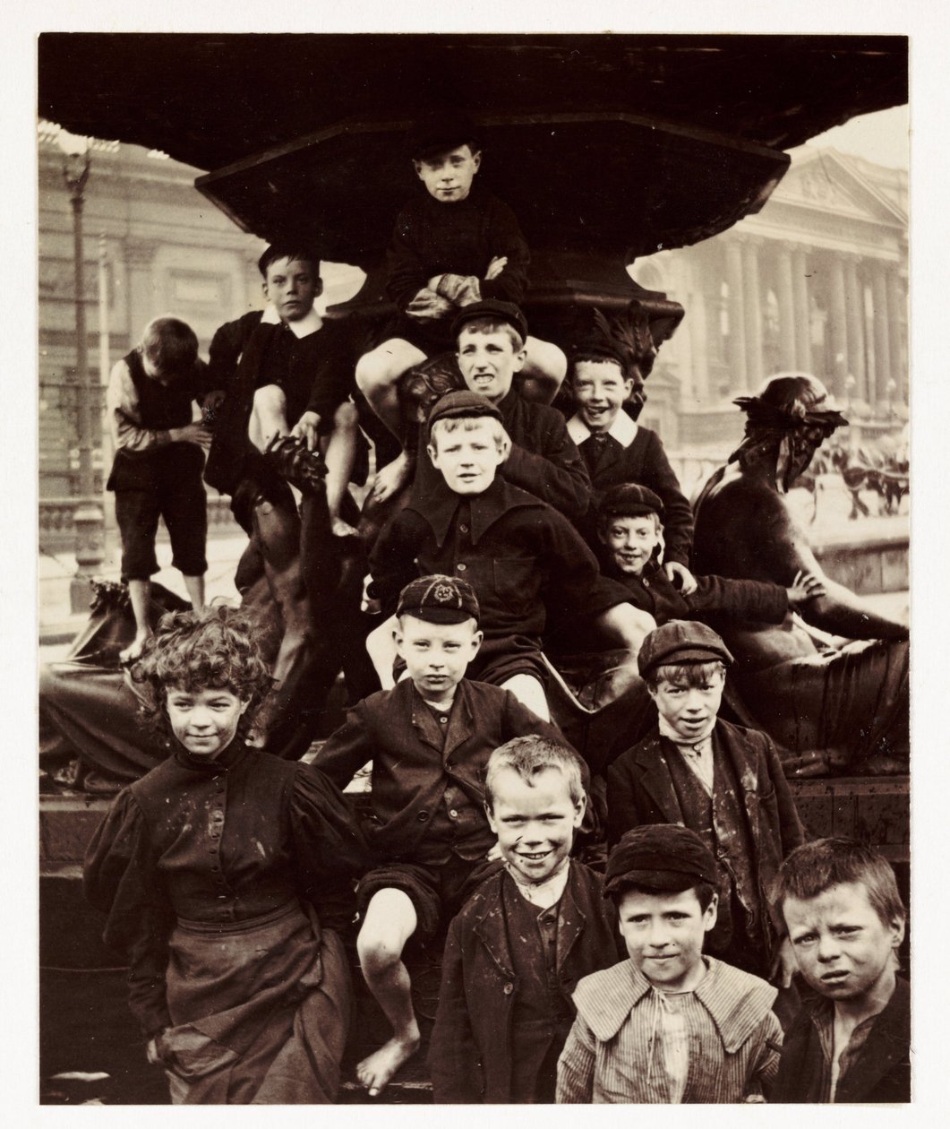 Grupa dzieci przed fontanną Steble w Liverpoolu, zrobiona przez nieznanego fotografa około 1905 r. autorstwa Unbekannt