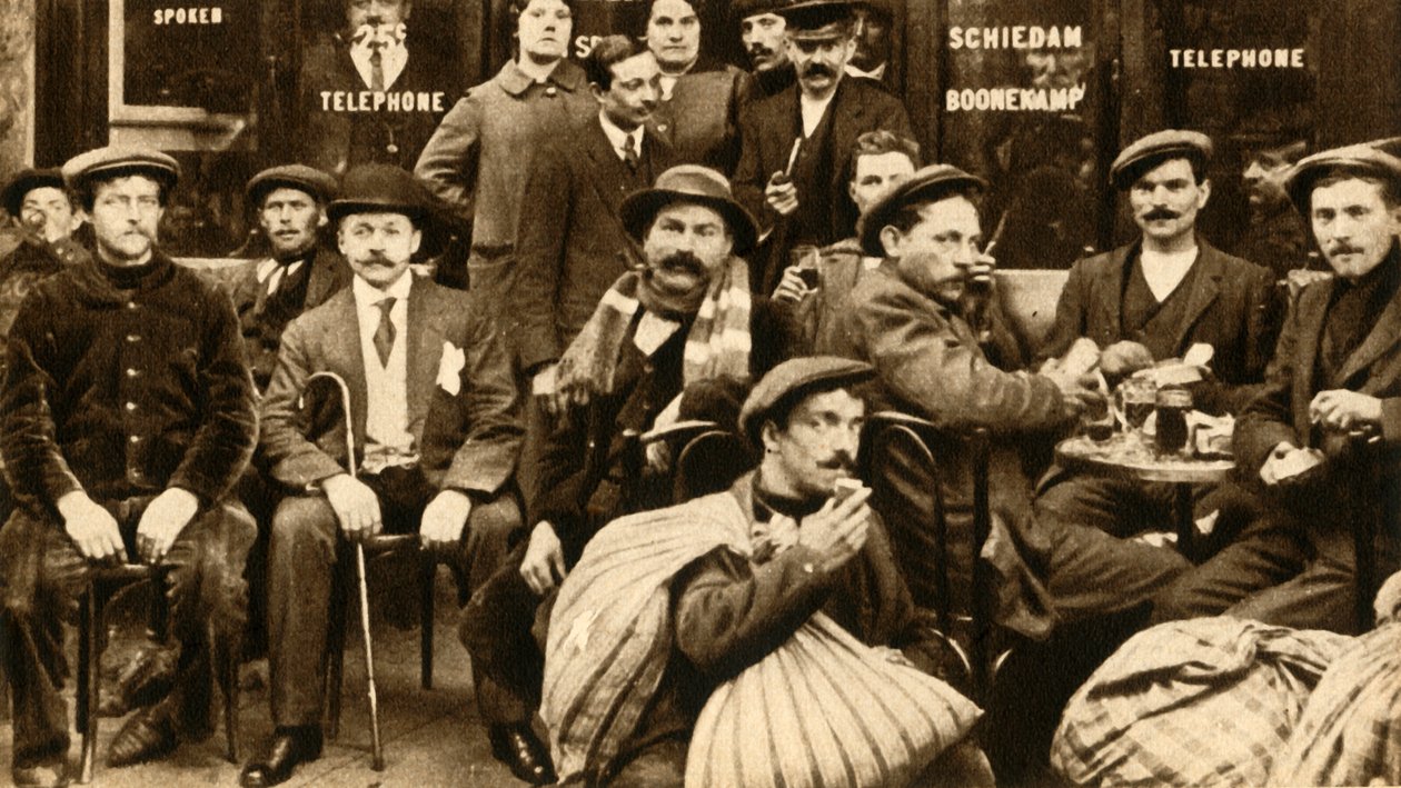 Grupa uchodźczych robotników terenowych w kawiarni w Paryżu, I wojna światowa, 1914-1918, 1933. autorstwa Unbekannt