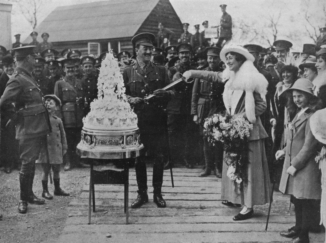 Ślub w kolorze khaki: Krojenie tortu weselnego mieczem pana młodego, 1915 autorstwa Unbekannt