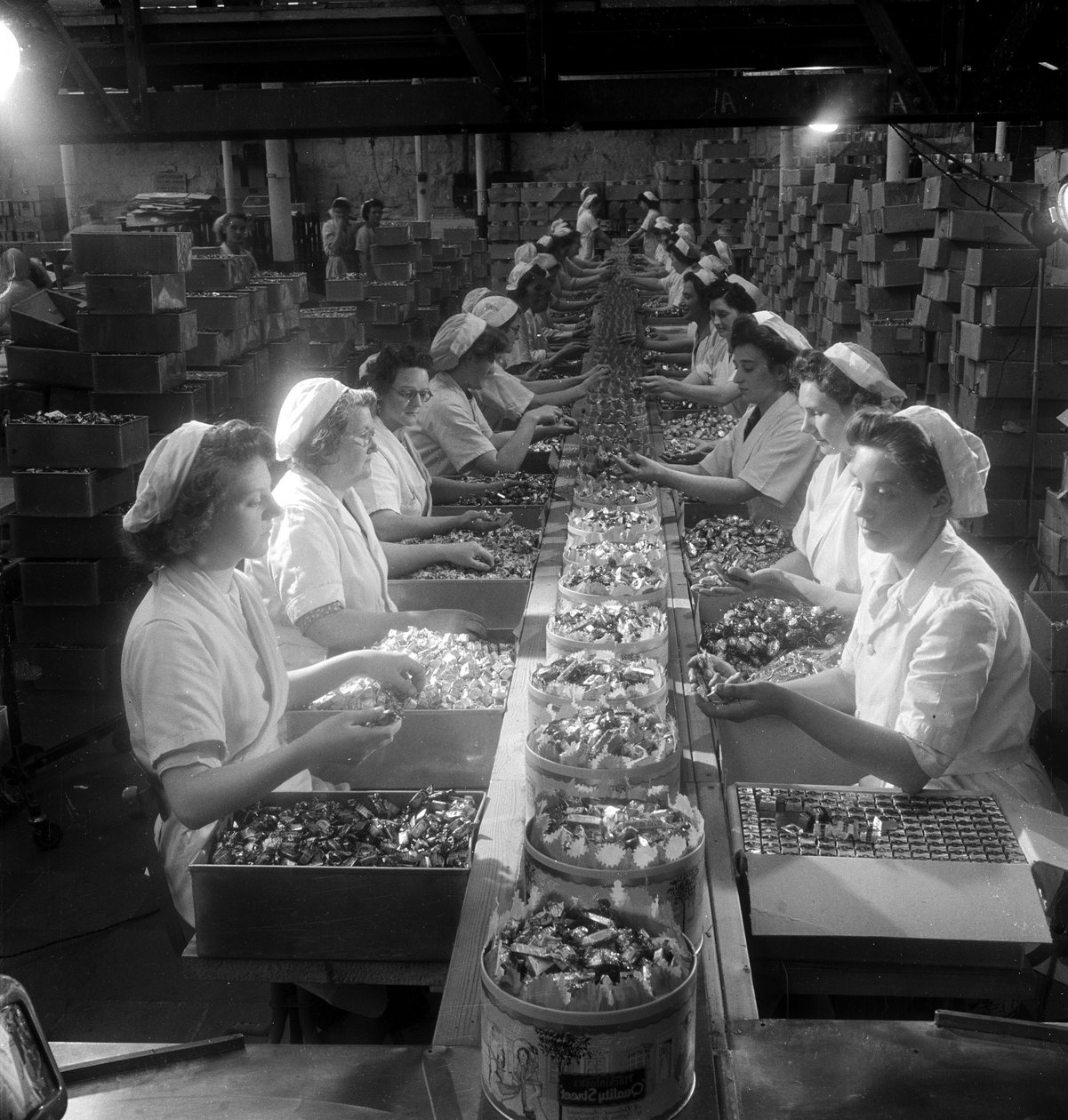 Linia pracownic pakuje "Quality Street