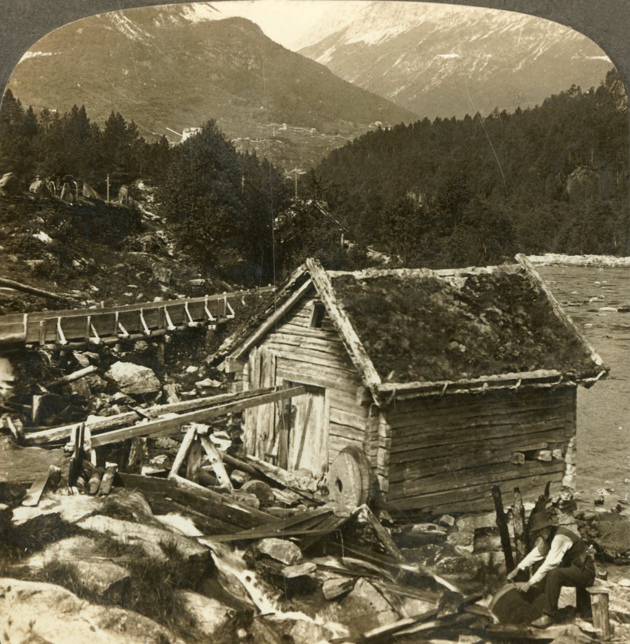Młyn zbudowany z bali i kamień szlifierski z kołem wodnym, nad rzeką Stalheims, Naerodal, Norwegia, ok. 1905. autorstwa Unbekannt