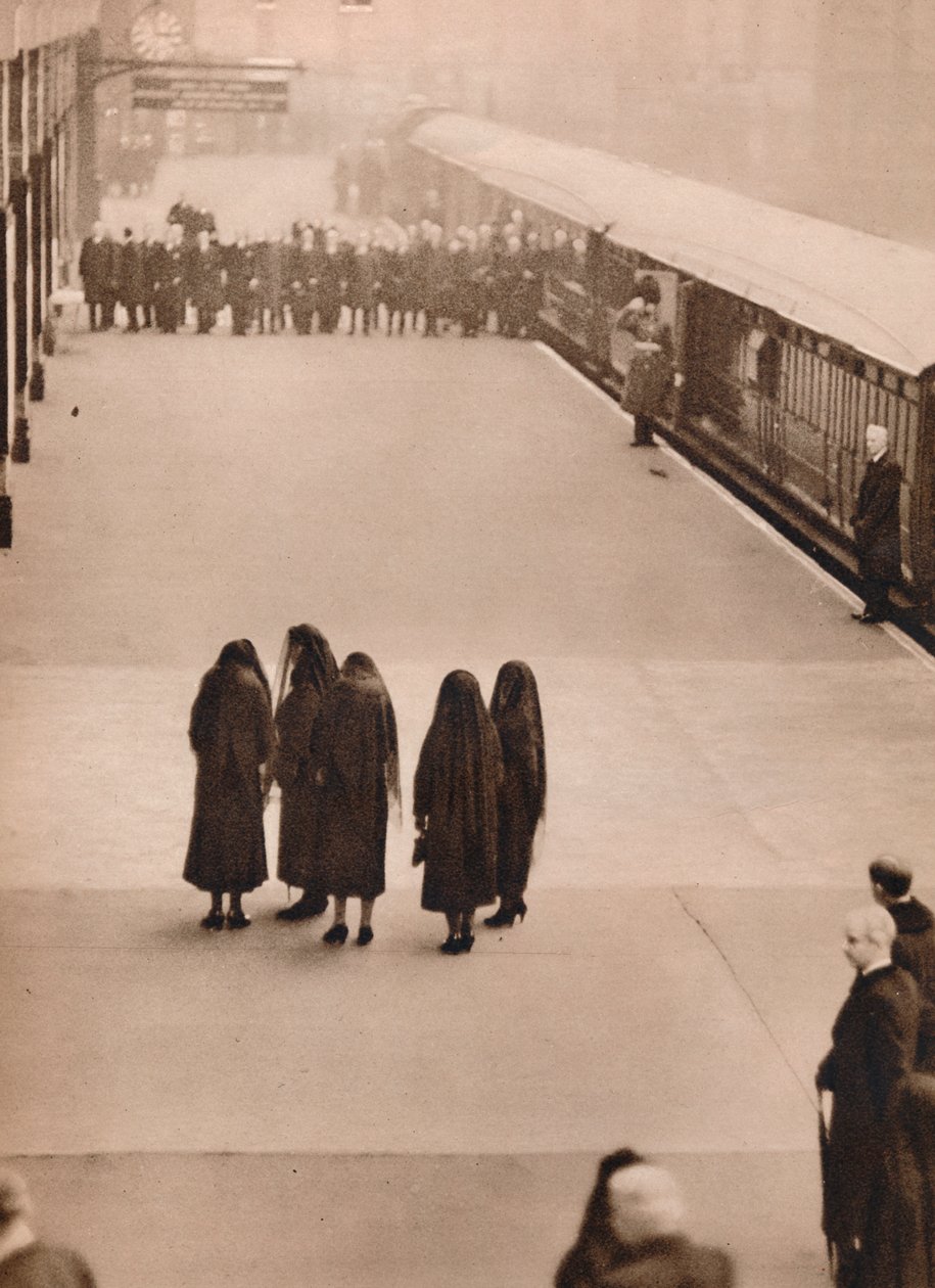 Samotna grupa królewskich żałobników: Queen Mary z księżniczką Royal, 1936. autorstwa Unbekannt