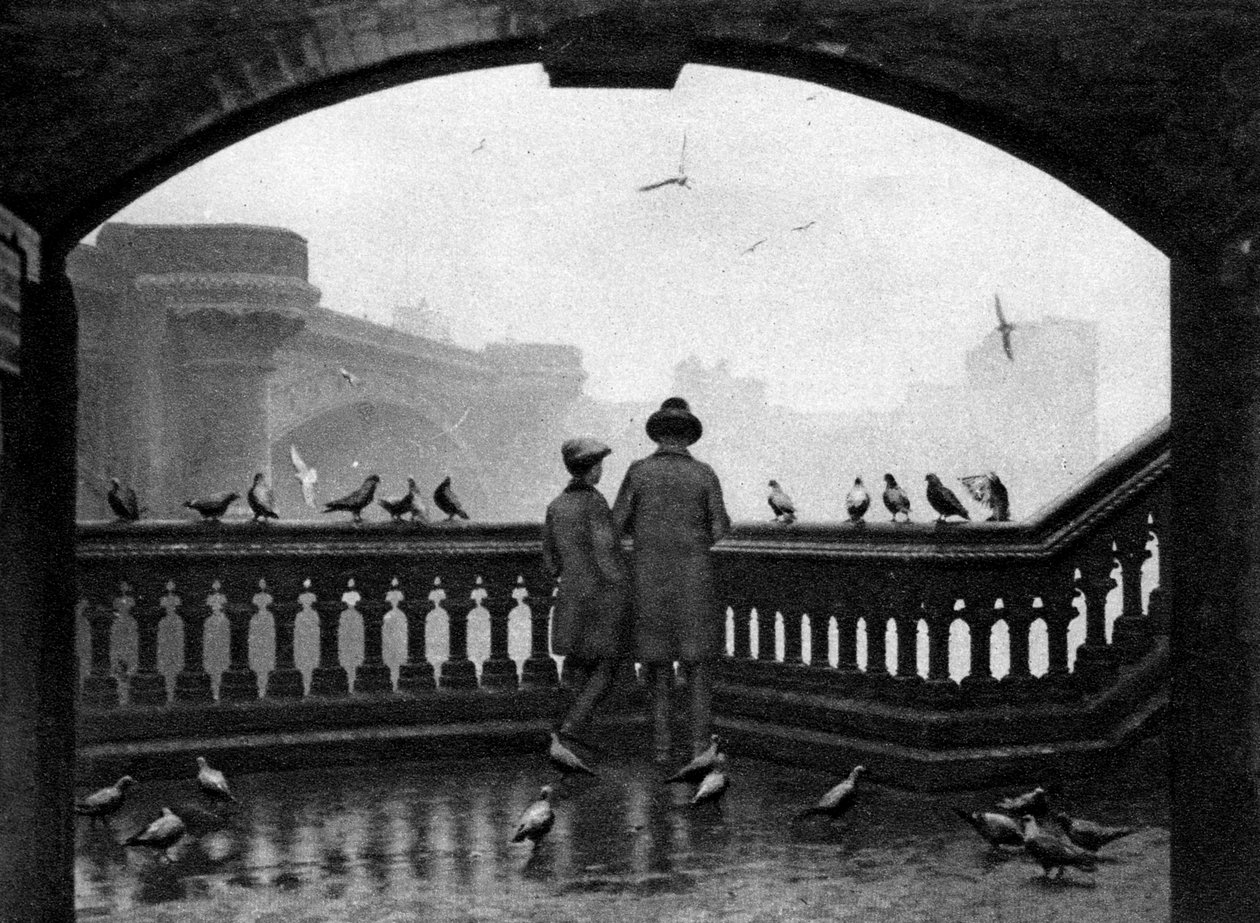Mężczyzna i chłopiec karmiący ptaki przy Blackfriars Bridge, Londyn, 1926-1927 autorstwa Unbekannt
