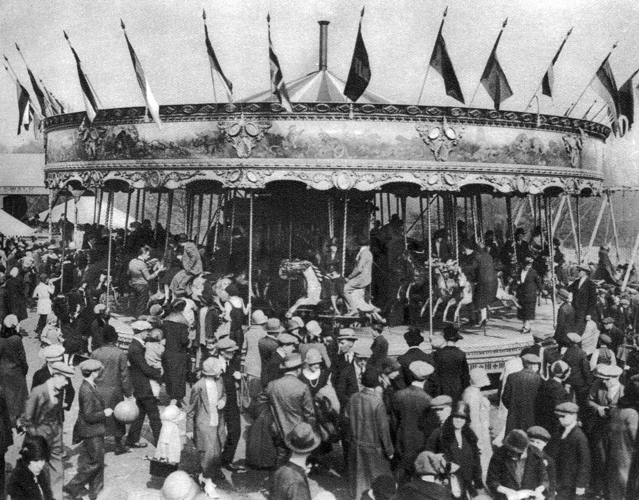 Karuzela, część świątecznego karnawału na Hampstead Heath, Londyn, 1926-1927 autorstwa Unbekannt