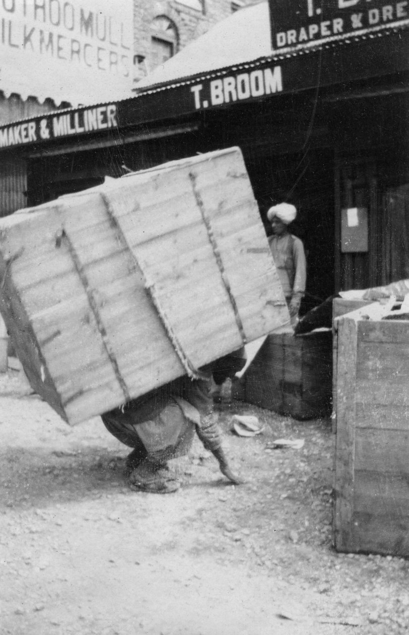 Tragarz dźwigający duży ładunek, Chakrata, Indie, 1917 autorstwa Unbekannt
