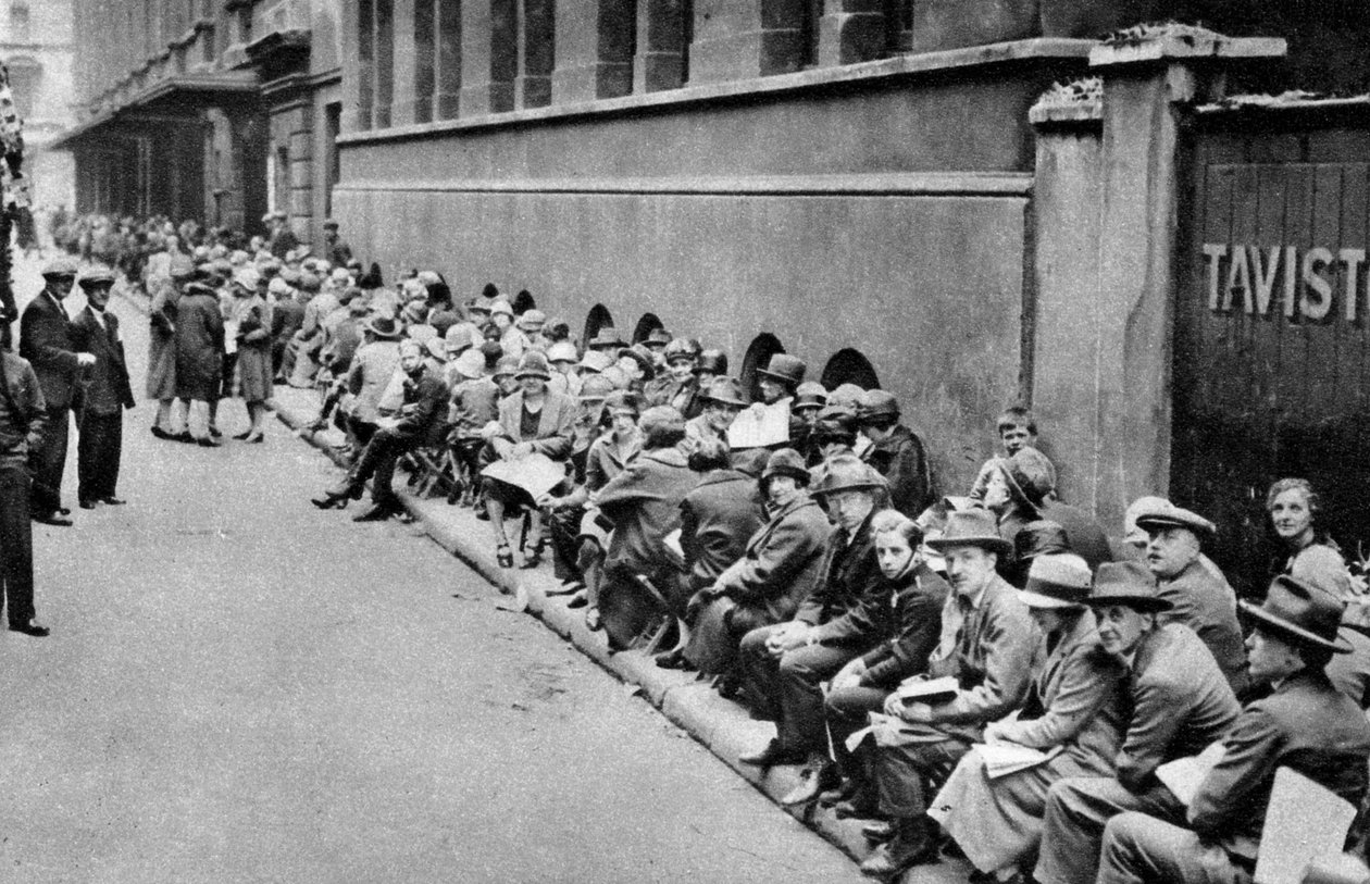Kolejka po bilety na pierwszą noc w Covent Garden, Londyn, 1926-1927 autorstwa Unbekannt