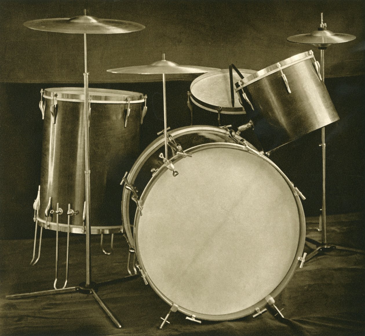 Zestaw bębnów i cymbałów instrumentów perkusyjnych czeskosłowackiej manufaktury, 1948 autorstwa Unbekannt