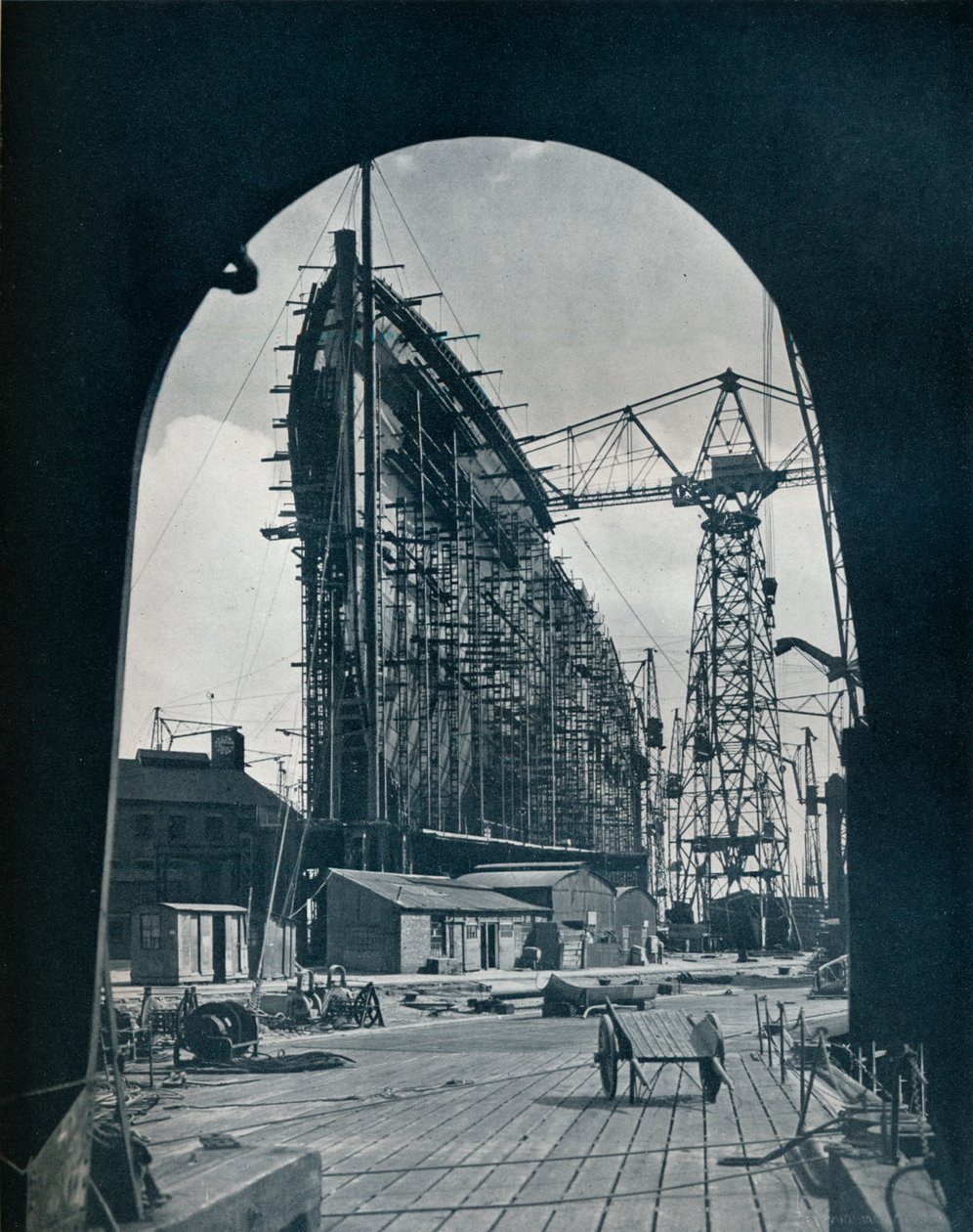 Uderzający widok z dziobu gigantycznego liniowca Cunard, Queen Mary, w Clydebank, Glasgow, 1934 autorstwa Unbekannt