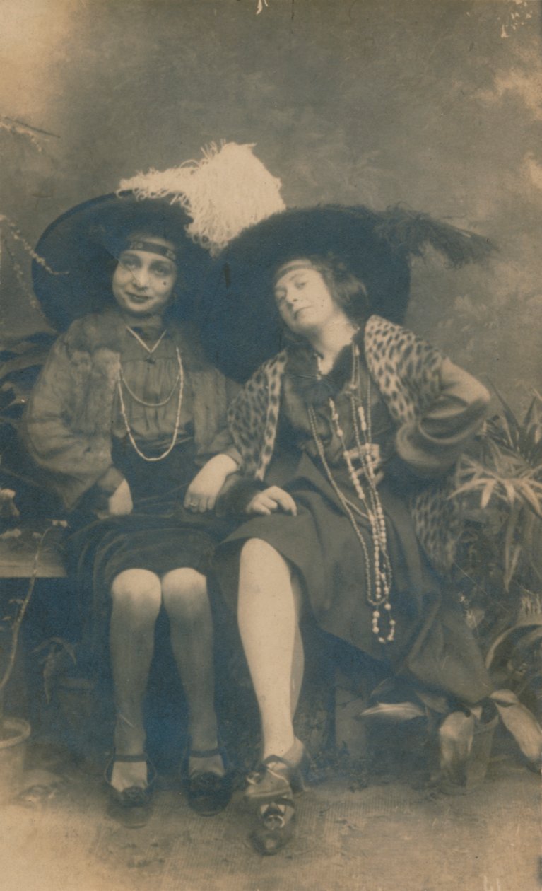 Fotografia studyjna dwóch pań, ok. 1910 r. autorstwa Unbekannt