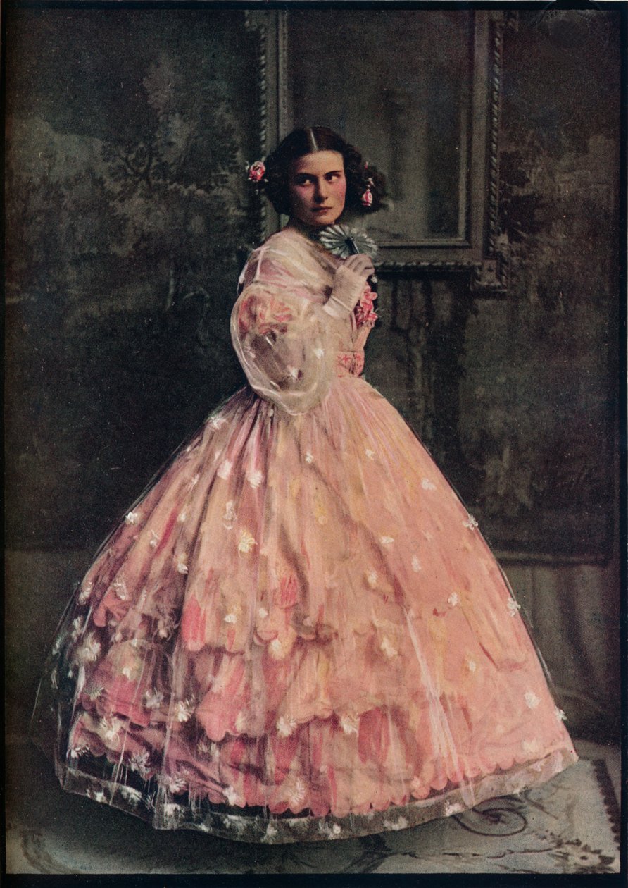Suknia balowa z trzema falbankami z różowego jedwabiu, z obszyciem z białej gazy w kwiaty, 1850-60, c1913 autorstwa Unbekannt