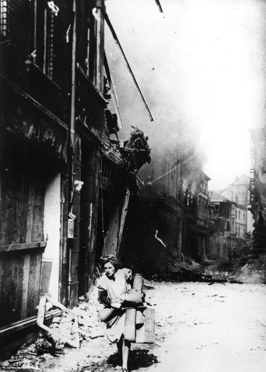 Kobieta wychodząca z płonącego domu na zbombardowanej ulicy, Niemcy, 1945 autorstwa Unbekannt