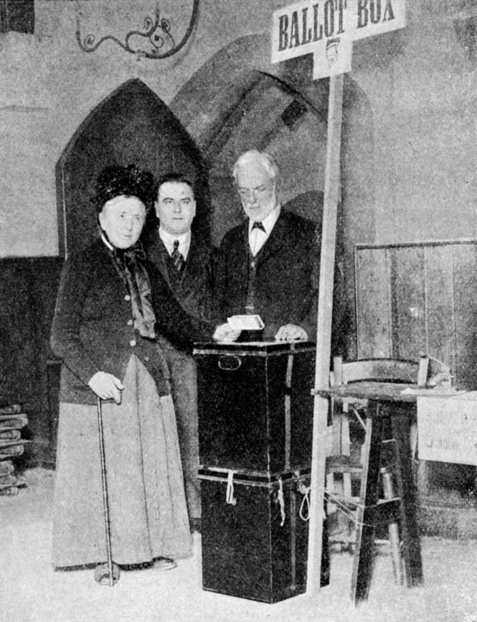 Kobieta rejestrująca swój głos przy urnie wyborczej, ok. 1922 r. autorstwa Unbekannt