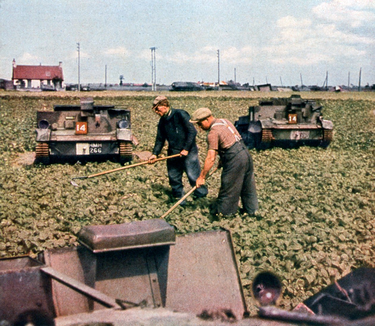 Porzucone francuskie czołgi na polu, Dunkierka, Francja, 1940 autorstwa Unbekannt