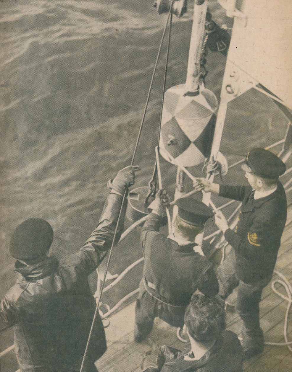 Na pokładzie brytyjskiego trałowca, 1945 autorstwa Unbekannt