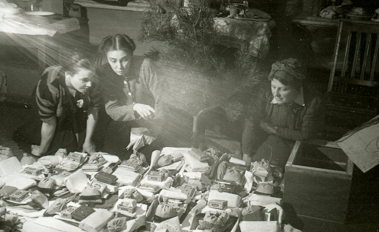 Aktorki Moskiewskiego Teatru Artystycznego przygotowujące prezenty dla Armii Czerwonej, ZSRR, 1943 autorstwa Unbekannt
