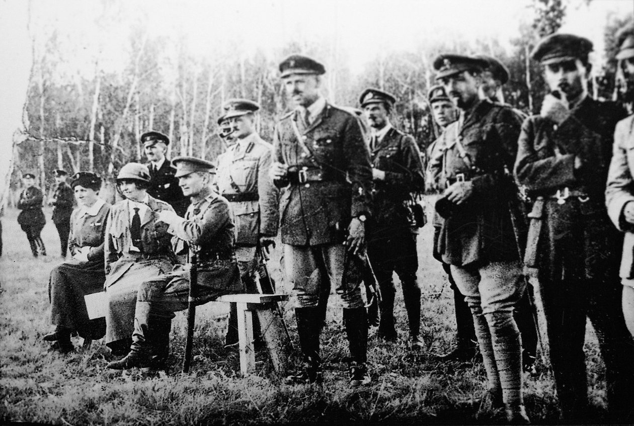 Admirał Aleksander Kołczak siedzący z brytyjskimi oficerami na froncie wschodnim, Rosja, 1918 autorstwa Unbekannt
