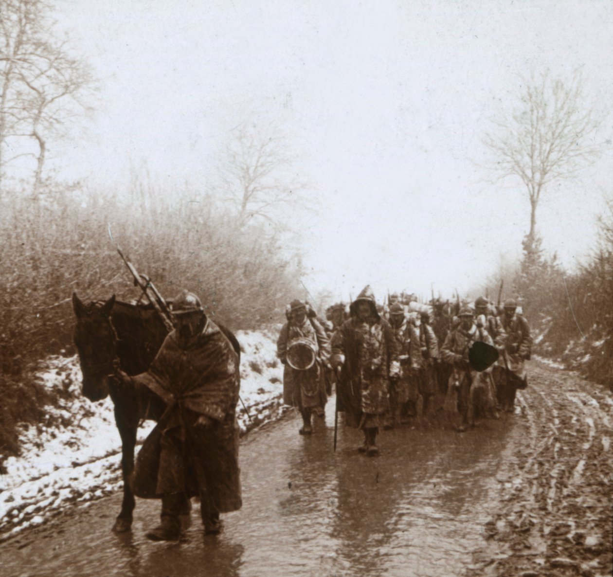 Posuwanie się w śniegu, Artois, północna Francja, c1914-c1918 autorstwa Unbekannt