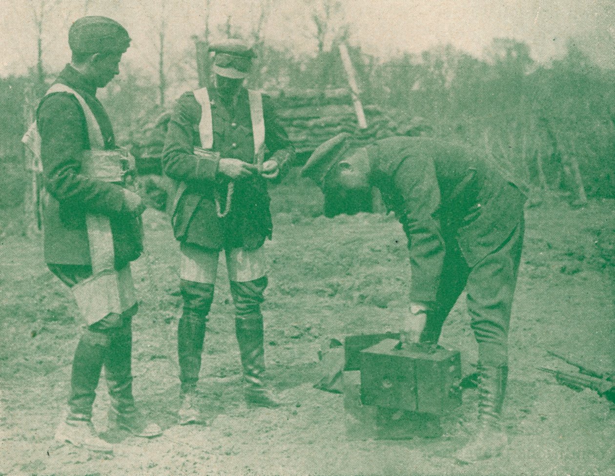 Fotografowie powietrzni naprawiający uprzęże spadochronowe przed wykonaniem lotu, c1917 1919 autorstwa Unbekannt