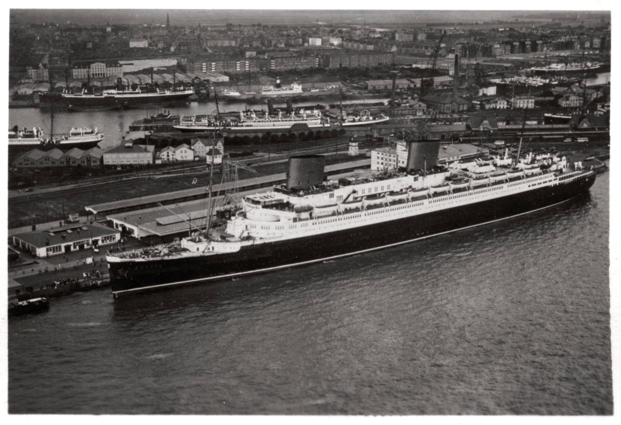 Widok z lotu ptaka na port w Bremie, Niemcy i liniowiec Europa, z Zeppelina, c1931 1933 autorstwa Unbekannt