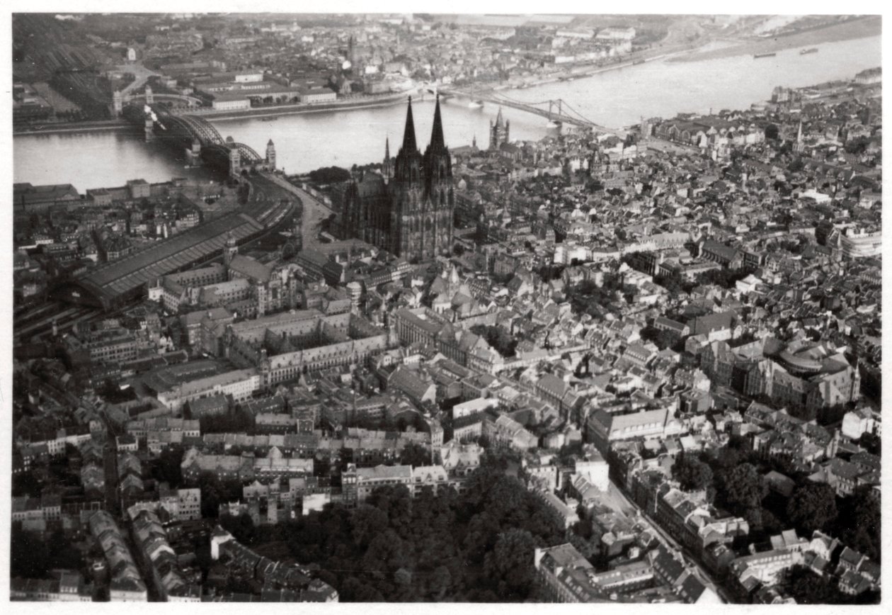 Widok z lotu ptaka na Kolonię, Nadrenia Północna-Westfalia, Niemcy, z Zeppelina, c1931 1933 autorstwa Unbekannt