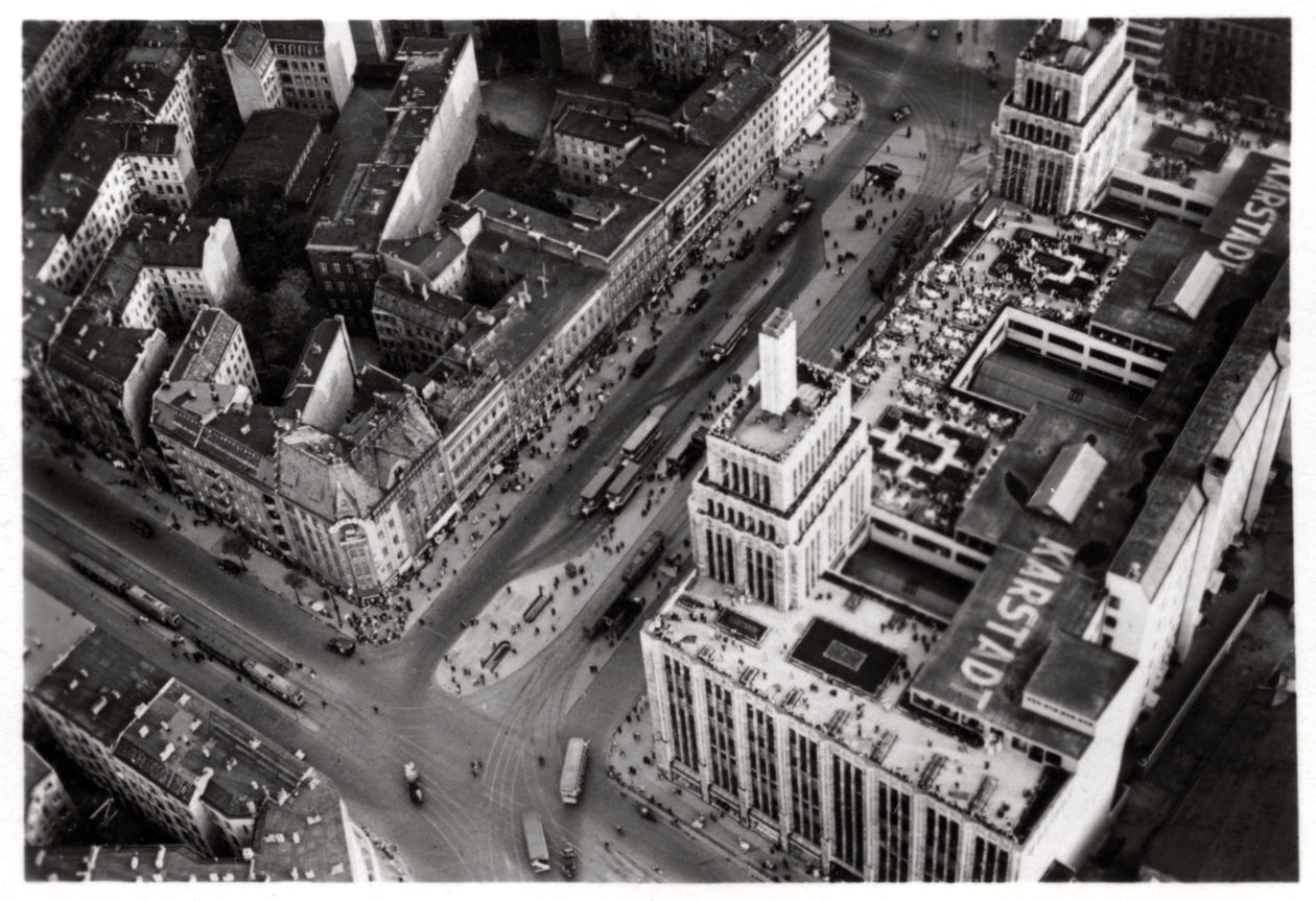 Widok z lotu ptaka na Hermannplatz, Berlin Neukoelln, Niemcy, z Zeppelina, c1931 1933 autorstwa Unbekannt