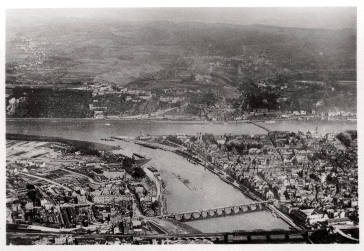 Widok z lotu ptaka Koblencji, Nadrenia-Palantynat, Niemcy, z Zeppelina, c1931 1933 autorstwa Unbekannt