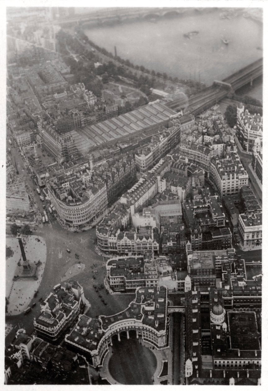 Widok z lotu ptaka na Trafalgar Square w Londynie z Zeppelina, 1931 1933 autorstwa Unbekannt