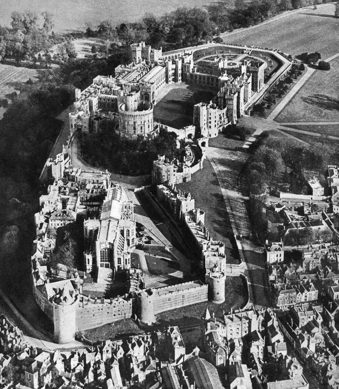 Widok z lotu ptaka na zamek Windsor, z kaplicą św. Jerzego na pierwszym planie, 1935 autorstwa Unbekannt